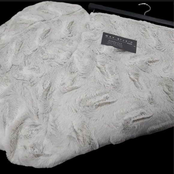 Max Studio Faux Fur Luxury Throw Blanket Decor Soft & Cozy Oversized 50"x70" New - Picture 2 of 12